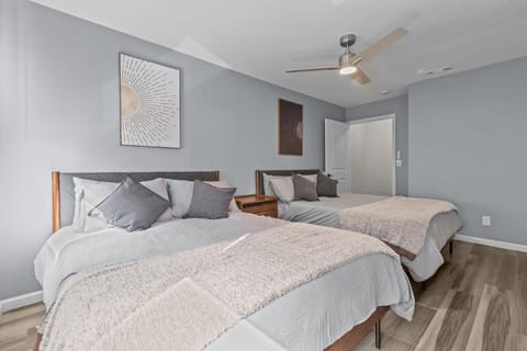 Group-Friendly 4 Bedroom 5 Bathroom Pets OK Close to Stadium House in Pittsburgh