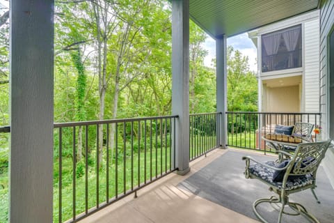 Walk to Historic Maryville True Southern Getaway! Apartment in Maryville