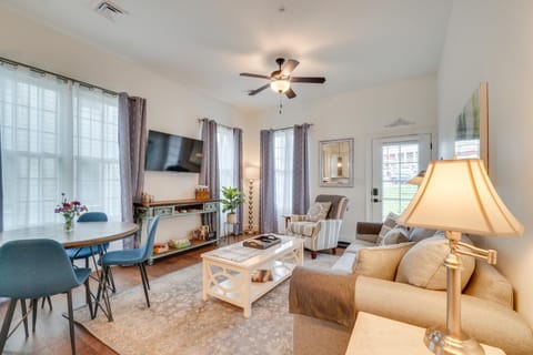 Walk to Historic Maryville True Southern Getaway! Apartment in Maryville