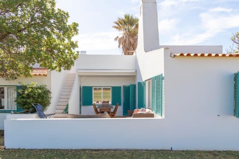 Property building, Patio, Day, Garden, Garden view