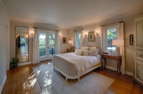 Timeless Elegance-5BR 1930s Home Villa in Sebastopol