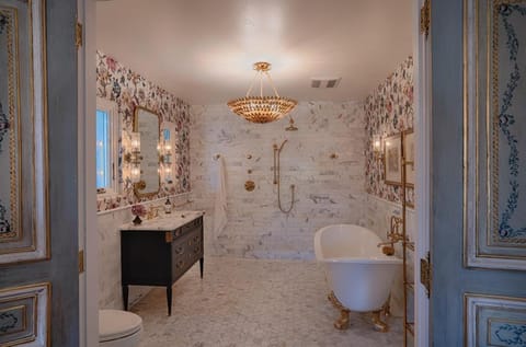 Timeless Elegance-5BR 1930s Home Villa in Sebastopol