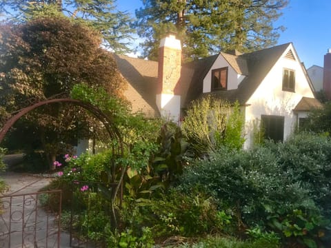 Timeless Elegance-5BR 1930s Home Villa in Sebastopol