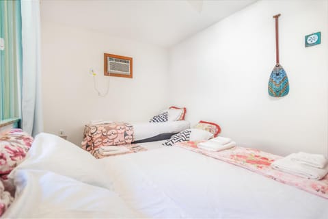 Bed, TV and multimedia, Photo of the whole room, Bedroom, towels