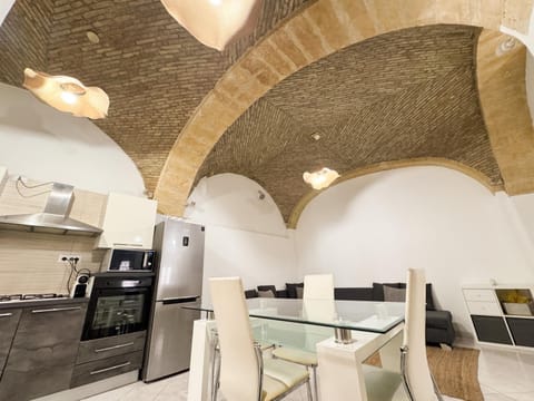 Kalma Brick Arch Apartment - Central & Authentic Apartment in Cagliari