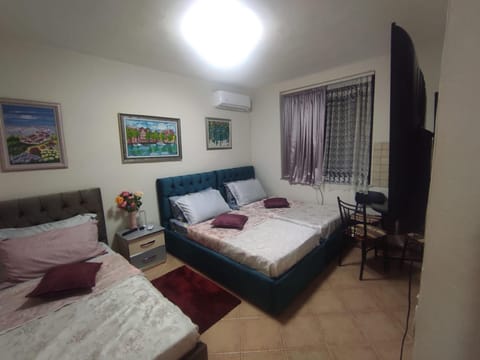 Bed, TV and multimedia, Kitchen or kitchenette, Bedroom