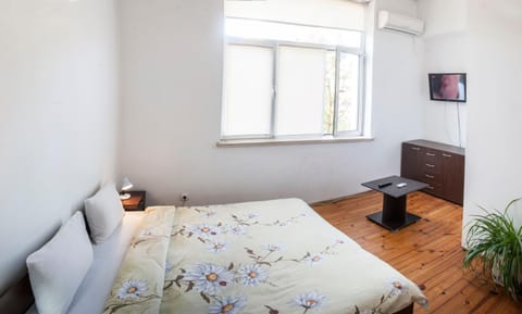 Staff, People, Photo of the whole room, City view, Family