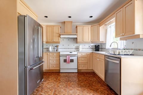 Kitchen or kitchenette, dishwasher, oven, pet friendly, stove, toaster