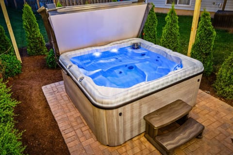 Cedar Point, Kalahari, Sports Force, Hot tub, Fire pit, EV, Pets, Beach, Fireplace, Park House in Huron