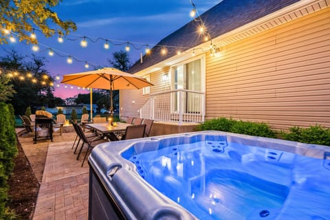 Cedar Point, Kalahari, Sports Force, Hot tub, Fire pit, EV, Pets, Beach, Fireplace, Park House in Huron