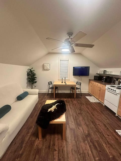 TV and multimedia, Kitchen or kitchenette, Living room, Seating area, Dining area, oven