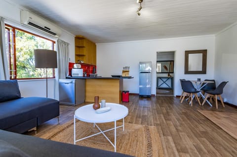 Kitchen or kitchenette, Living room, dishwasher