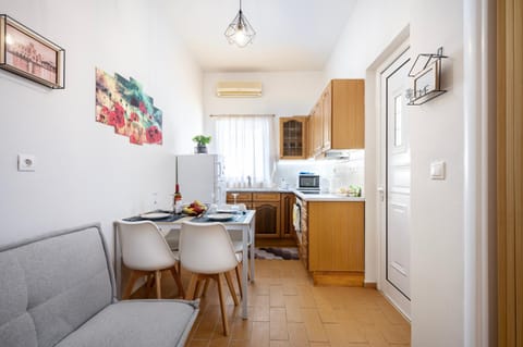 Kitchen or kitchenette, Living room, Seating area, Dining area, oven, stove, air conditioner