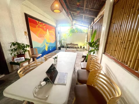 Restaurant/places to eat, Communal lounge/ TV room, Seating area
