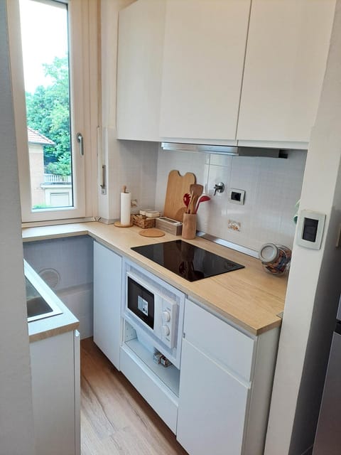 Coffee/tea facilities, Kitchen or kitchenette, stove