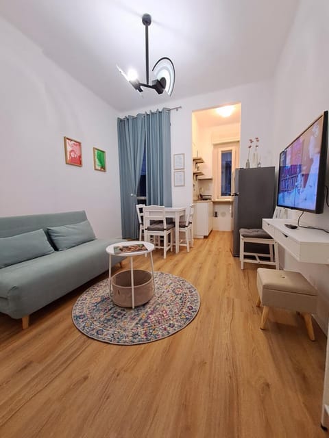 TV and multimedia, Living room, Seating area, Evening entertainment