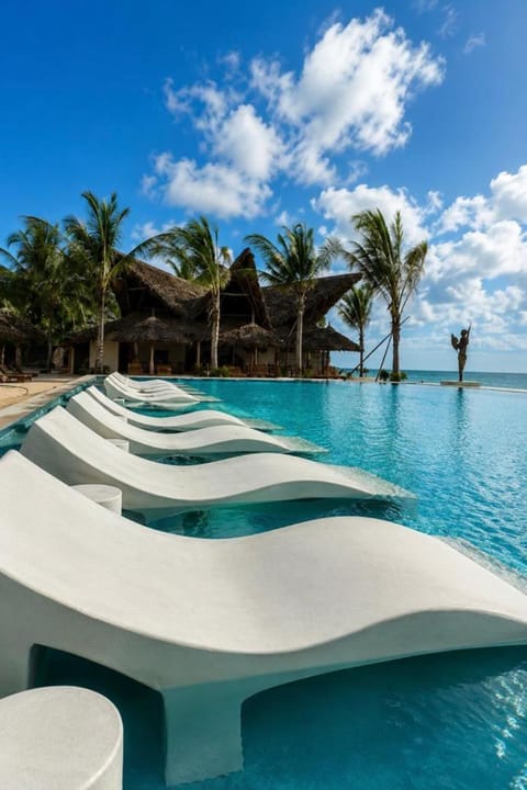 Property building, Restaurant/places to eat, Swimming pool, Breakfast