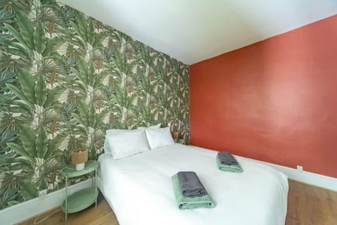 Bed, Photo of the whole room, Bedroom, heating, towels, wardrobe