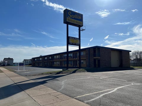 Scottish Inn & Suites - Eau Claire Motel in Eau Claire