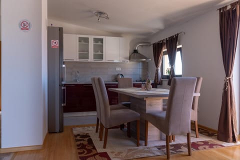 Kitchen or kitchenette, Dining area