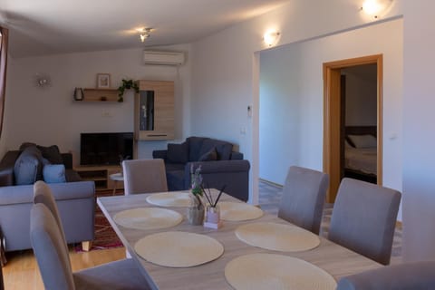 Communal lounge/ TV room, TV and multimedia, Living room, Seating area, Dining area, air conditioner