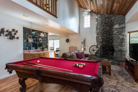 Billiard, Game Room, Living room, Photo of the whole room, Evening entertainment