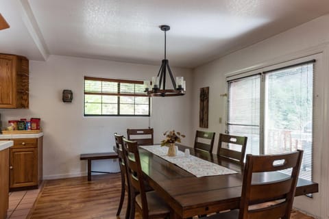 Kitchen or kitchenette, Seating area, Dining area