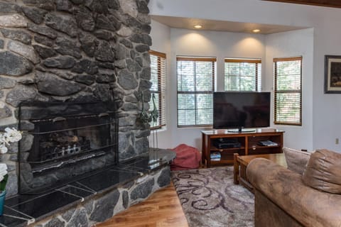 Communal lounge/ TV room, Living room, Seating area, Entertainment