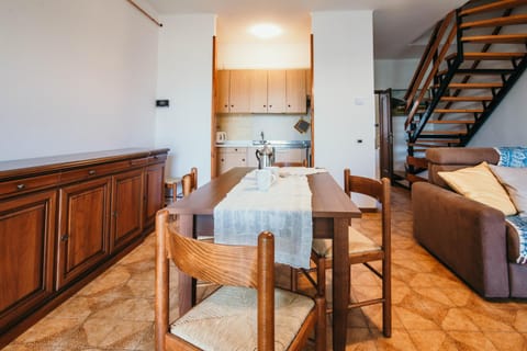 Kitchen or kitchenette, Living room, Seating area, Dining area