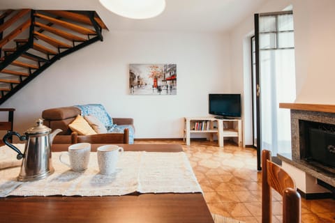 TV and multimedia, Living room, Seating area, Dining area