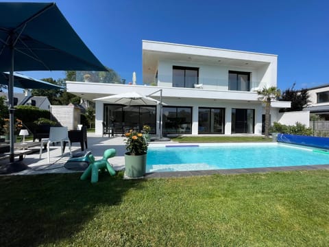 Property building, Patio, Day, Garden, Garden, Garden view, Pool view, Swimming pool, sunbed