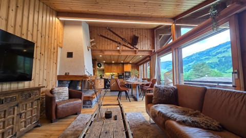 Communal lounge/ TV room, Natural landscape, TV and multimedia, Living room, Seating area, Evening entertainment, Mountain view