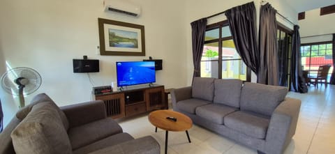 Communal lounge/ TV room, TV and multimedia, Living room, Seating area, Evening entertainment, Evening entertainment, air conditioner