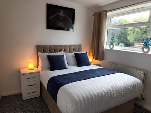 Bed, Photo of the whole room, Bedroom