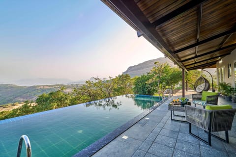 Shower, Toilet, Property building, Patio, Facade/entrance, Bed, Day, Natural landscape, Bathroom, TV and multimedia, View (from property/room), View (from property/room), Living room, Seating area, Dining area, Bedroom, Guests, Mountain view, Pool view, Swimming pool, Parking, microwave, towels, wardrobe, air conditioner