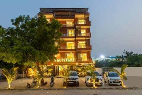 Property building, Facade/entrance, Day, Night, Location, Parking