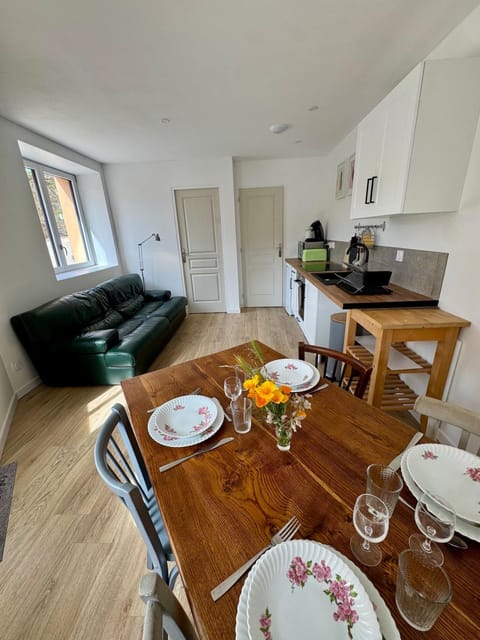 Living room, Seating area, Dining area, stove