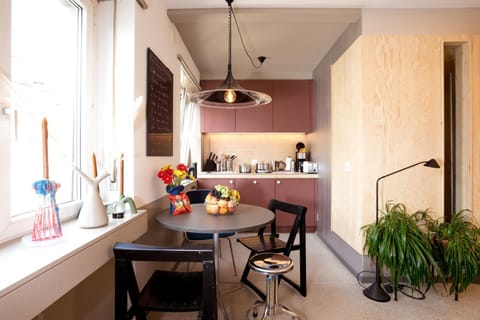 Kitchen or kitchenette, Living room, Food and drinks, Seating area, Dining area, Food