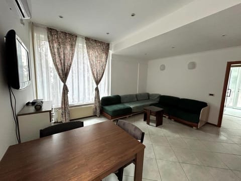 Communal lounge/ TV room, TV and multimedia, Living room, Seating area