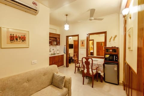 TV and multimedia, Kitchen or kitchenette, Living room, Seating area, Dining area, air conditioner