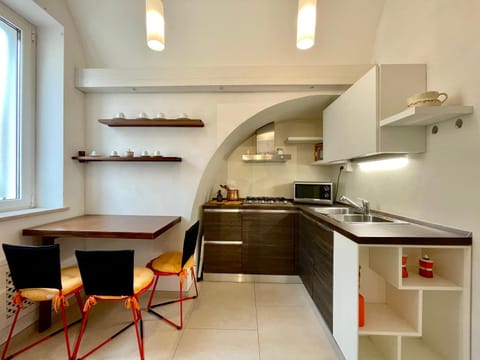 Kitchen or kitchenette, Dining area, stove