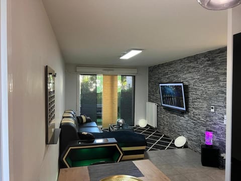 T2 cosy et rénové avec terrasse - proche de Lyon Apartment in Vaulx-en-Velin