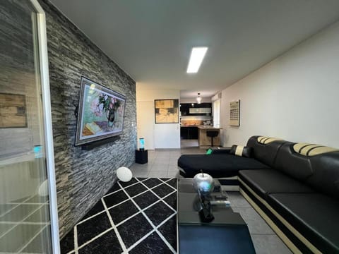 T2 cosy et rénové avec terrasse - proche de Lyon Apartment in Vaulx-en-Velin