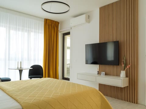 Communal lounge/ TV room, Bed, TV and multimedia, Bedroom