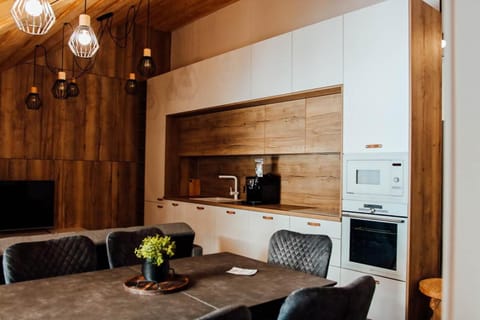 TV and multimedia, Coffee/tea facilities, Kitchen or kitchenette, Living room, Seating area, oven, stove, toaster
