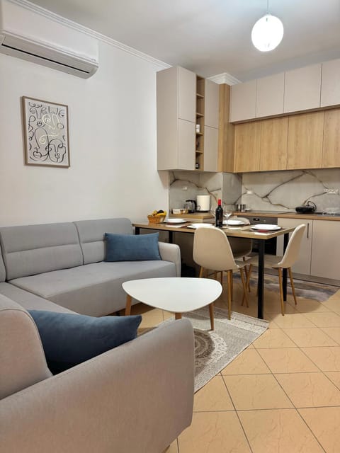 Kitchen or kitchenette, Living room, Food and drinks, Seating area, Dining area, Food, minibar