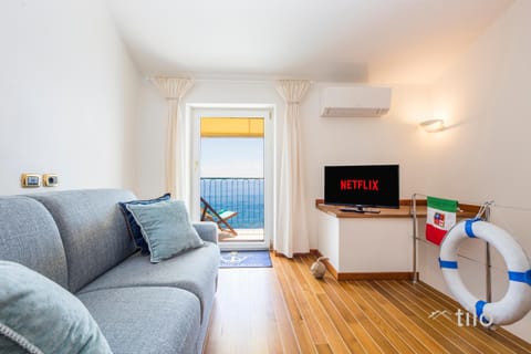 Communal lounge/ TV room, TV and multimedia, Living room, Seating area, Evening entertainment