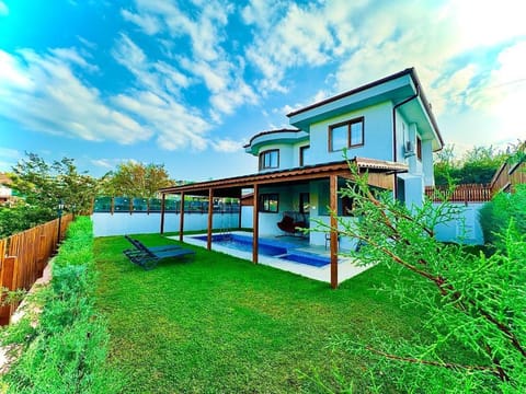 Property building, Day, Garden, Garden view
