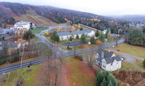 Mt Snow Convenience! Steps from the lifts! Hot Tub House in Dover