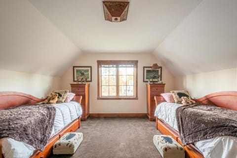 Mt Snow Convenience! Steps from the lifts! Hot Tub House in Dover